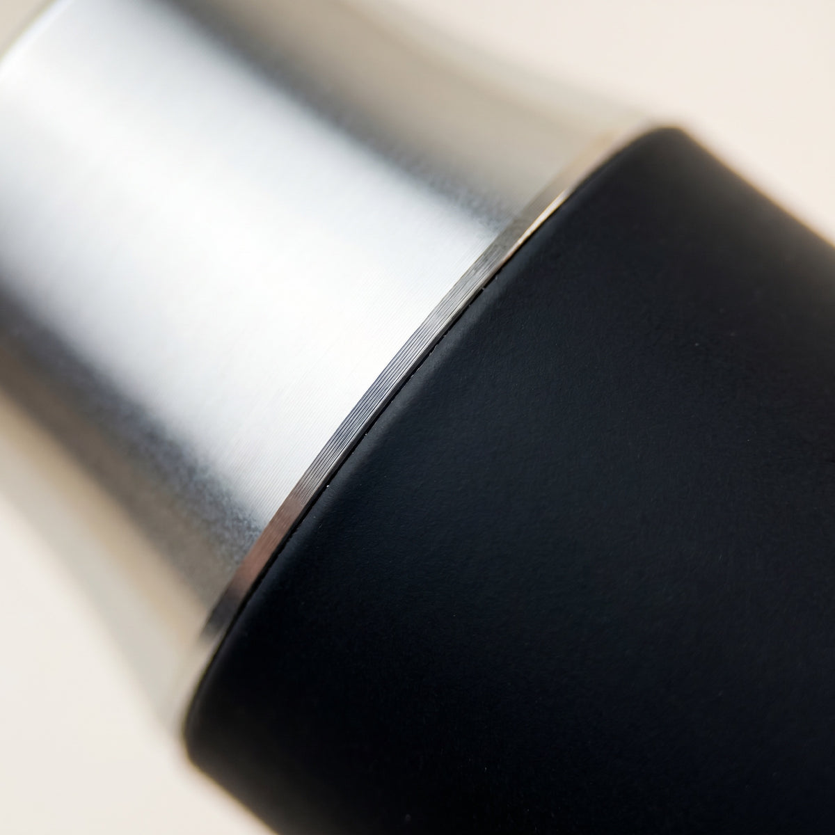 Enso Hookah Mouthpiece macro of the polished aluminium collar meeting matte black silicone grip – The Premium Way, image 7 of 12