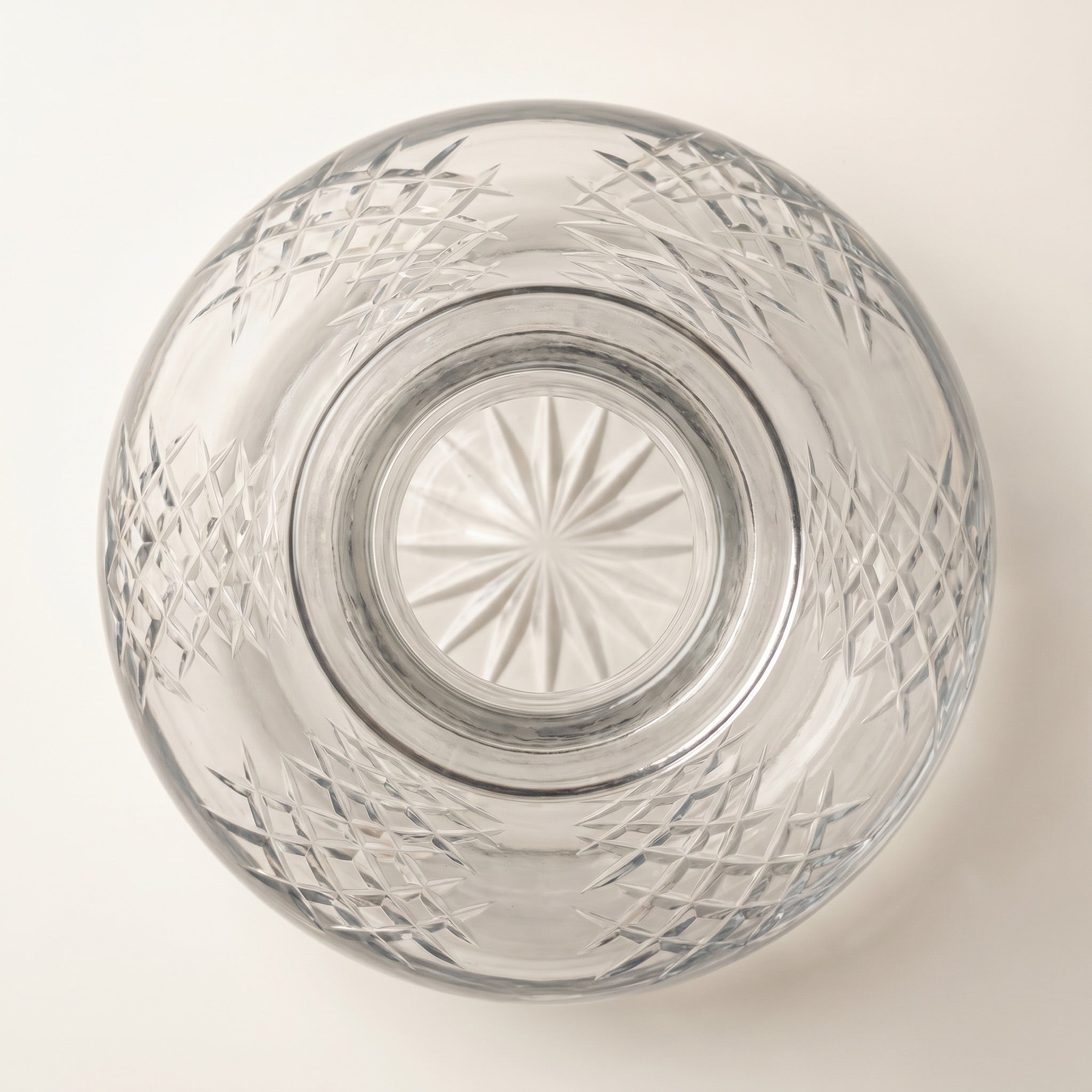 Top-down view into Essentials Etched Diamond Clear shisha vase showing radial starburst cut at the base and diamond hatch pattern across the body