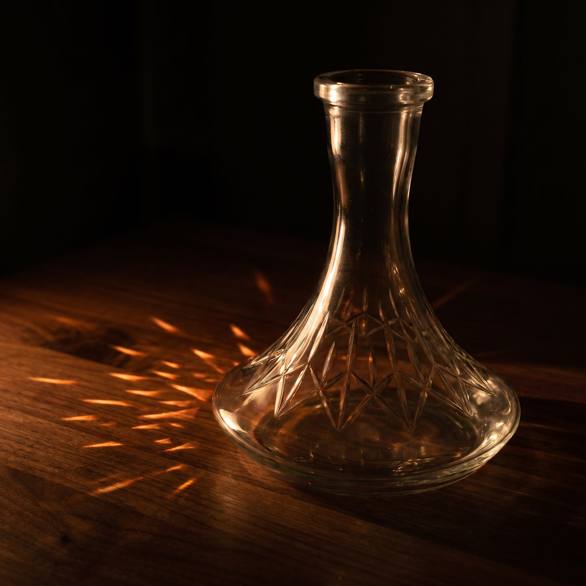 Essentials Star-Cut Clear Russian shisha vase on plaster plinth in soft daylight, star-cut belly and leaf-band collar in detail, image 2 of 4