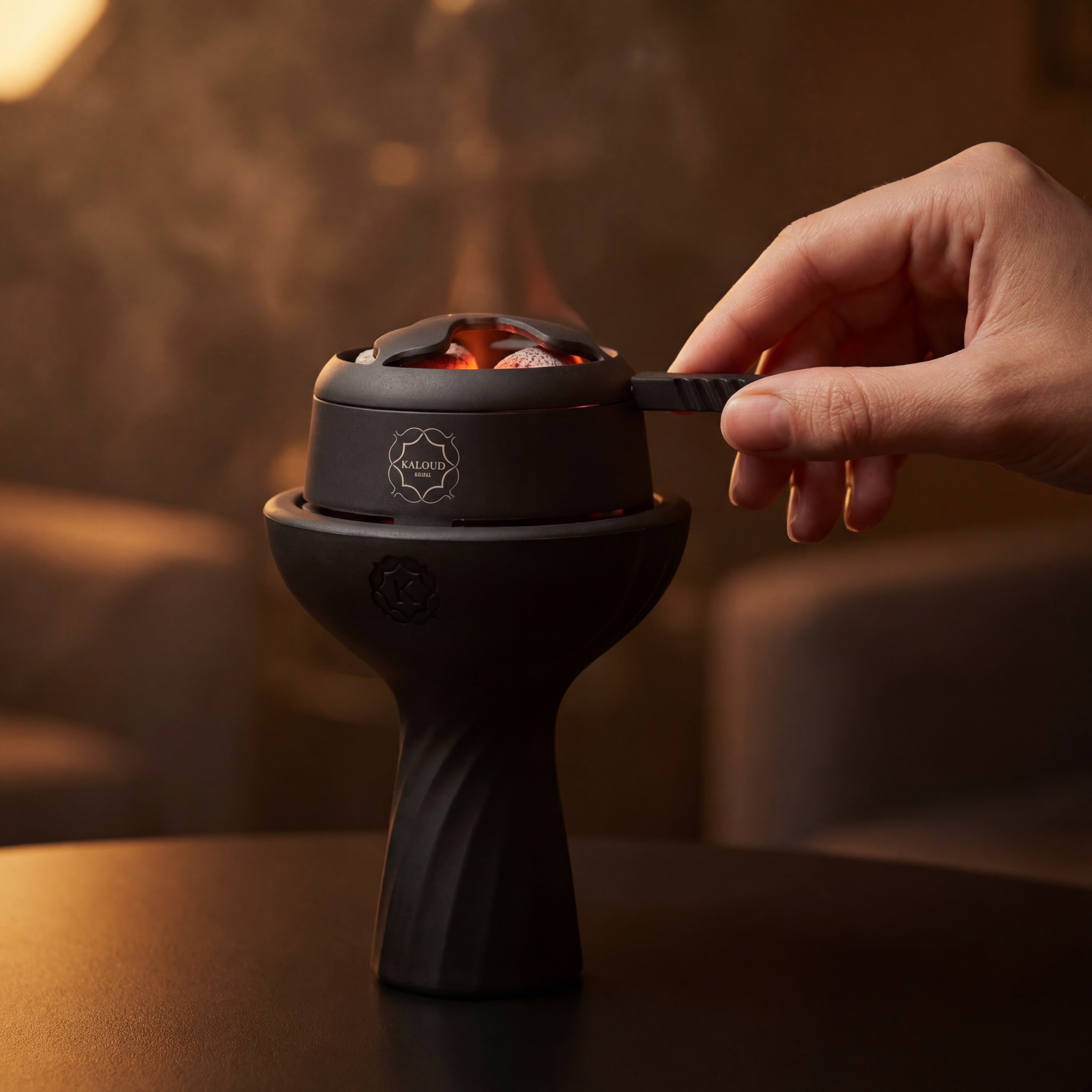 Hand adjusting the airflow lever on a Kaloud Lotus I+ Niris during a live session with glowing coals at The Premium Way.