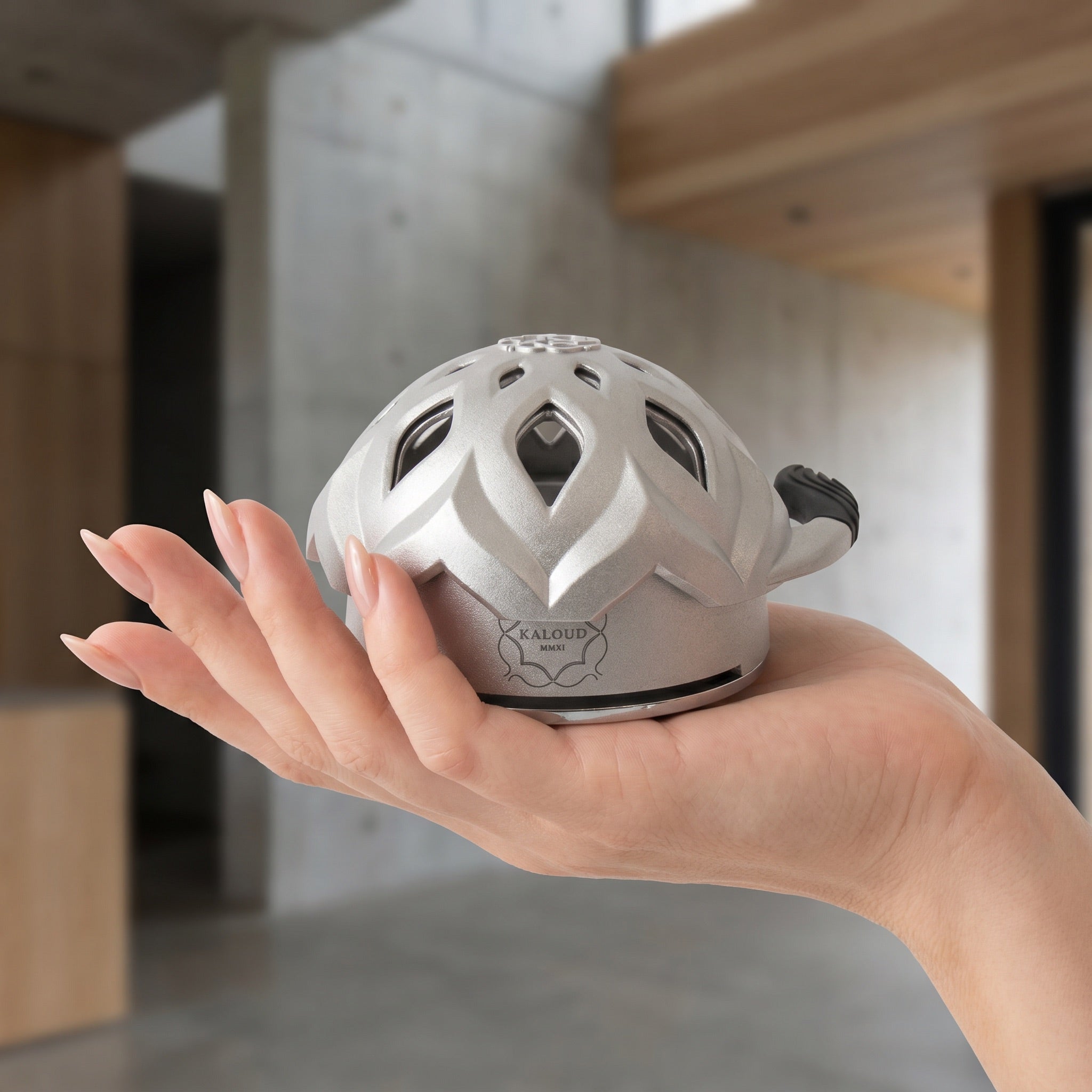 Kaloud Lotus I+3 Argis Silver shisha HMD held in palm showing compact size
