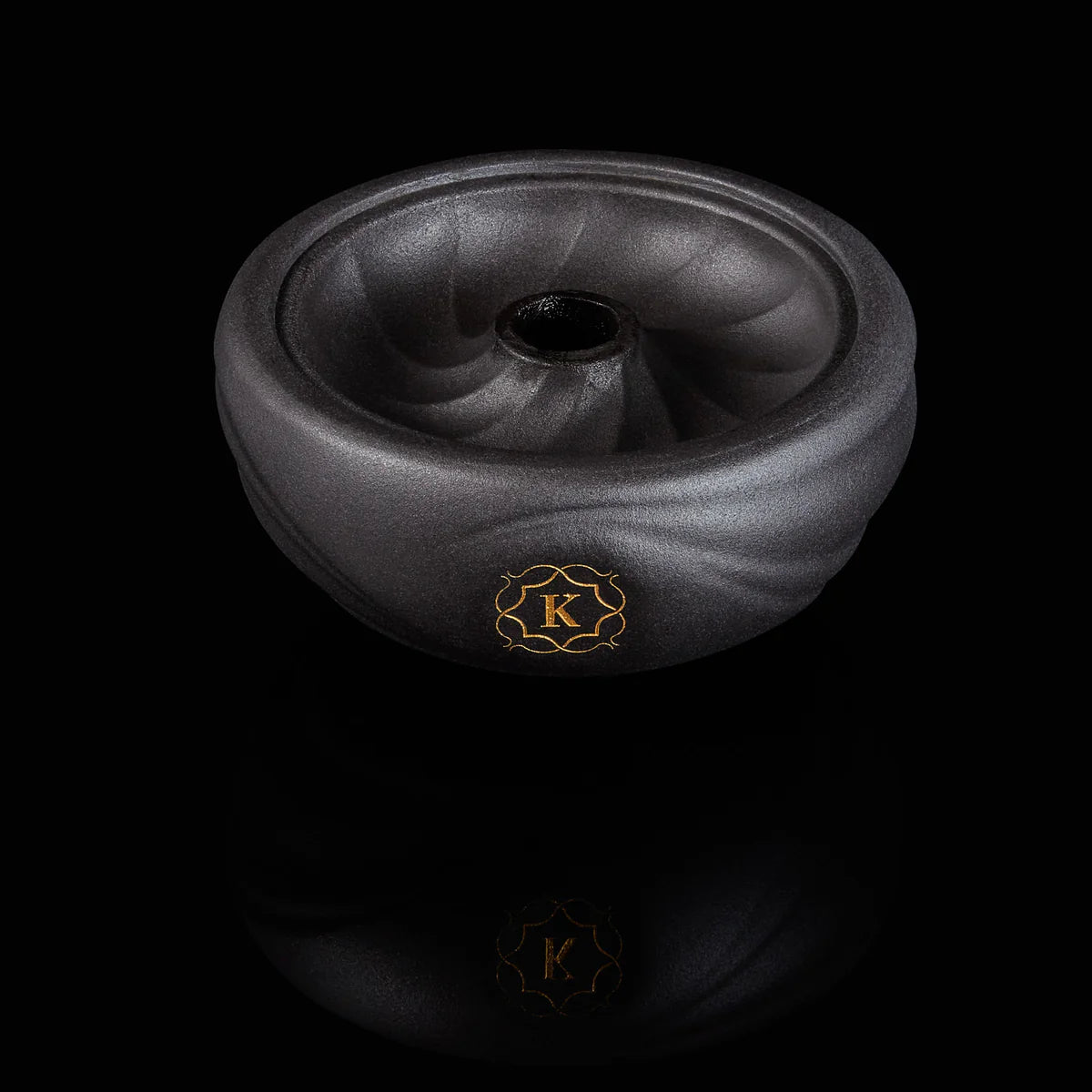 Kaloud Samsaris Kore Dào Short black clay shisha bowl angled front view with gold K emblem and swirl texture, image 8 of 11