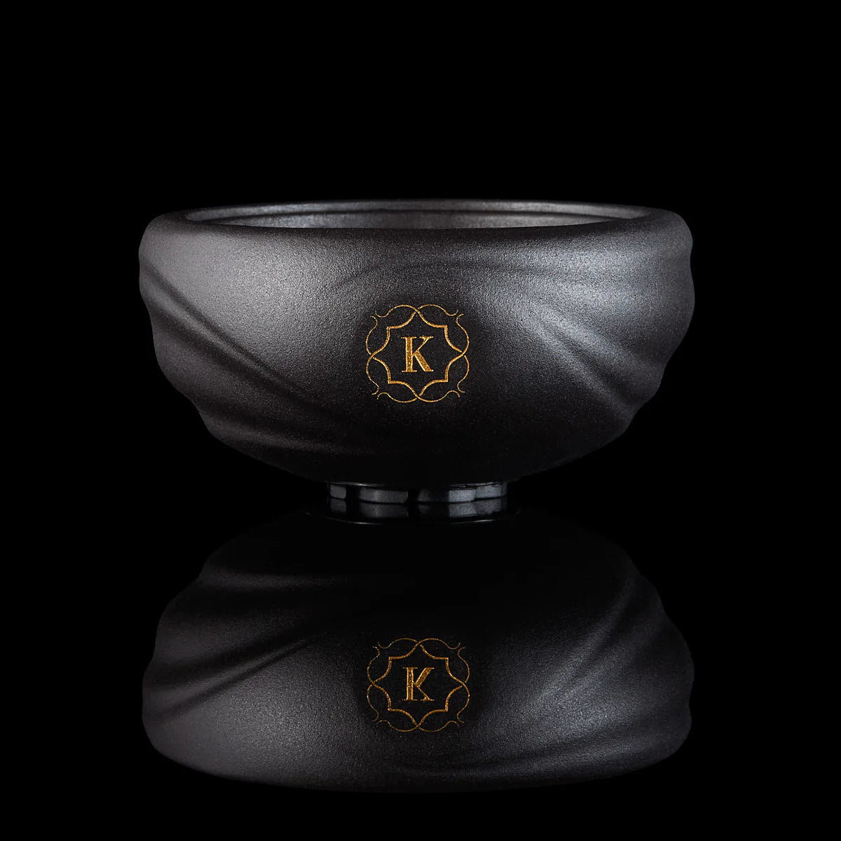 Kaloud Samsaris Kore Dào Short black clay shisha bowl front profile with gold K emblem and silicone housing, image 7 of 11