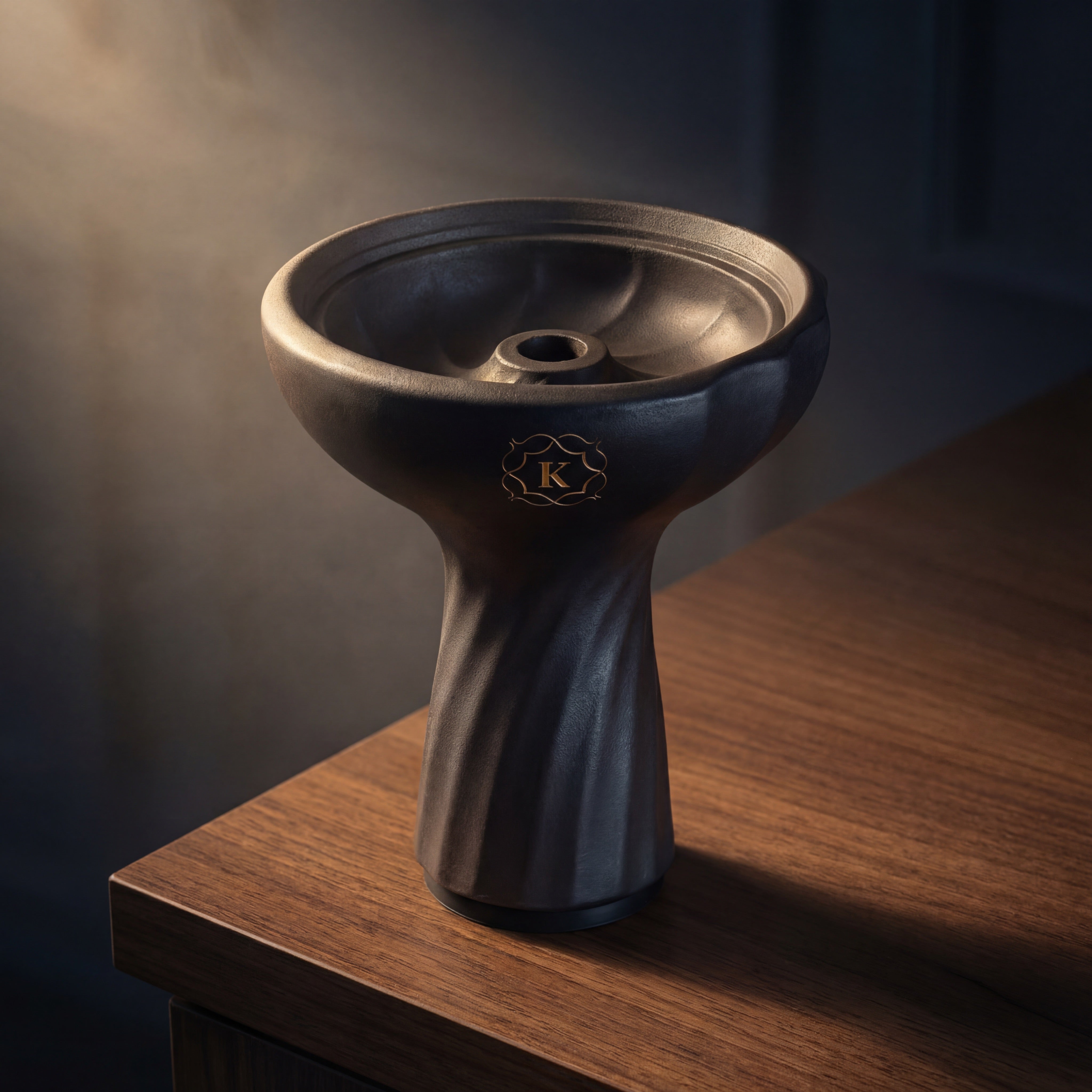 Kaloud Samsaris Kore Dào Tall black clay shisha bowl on dark walnut surface lit by single warm tungsten beam through atmospheric haze