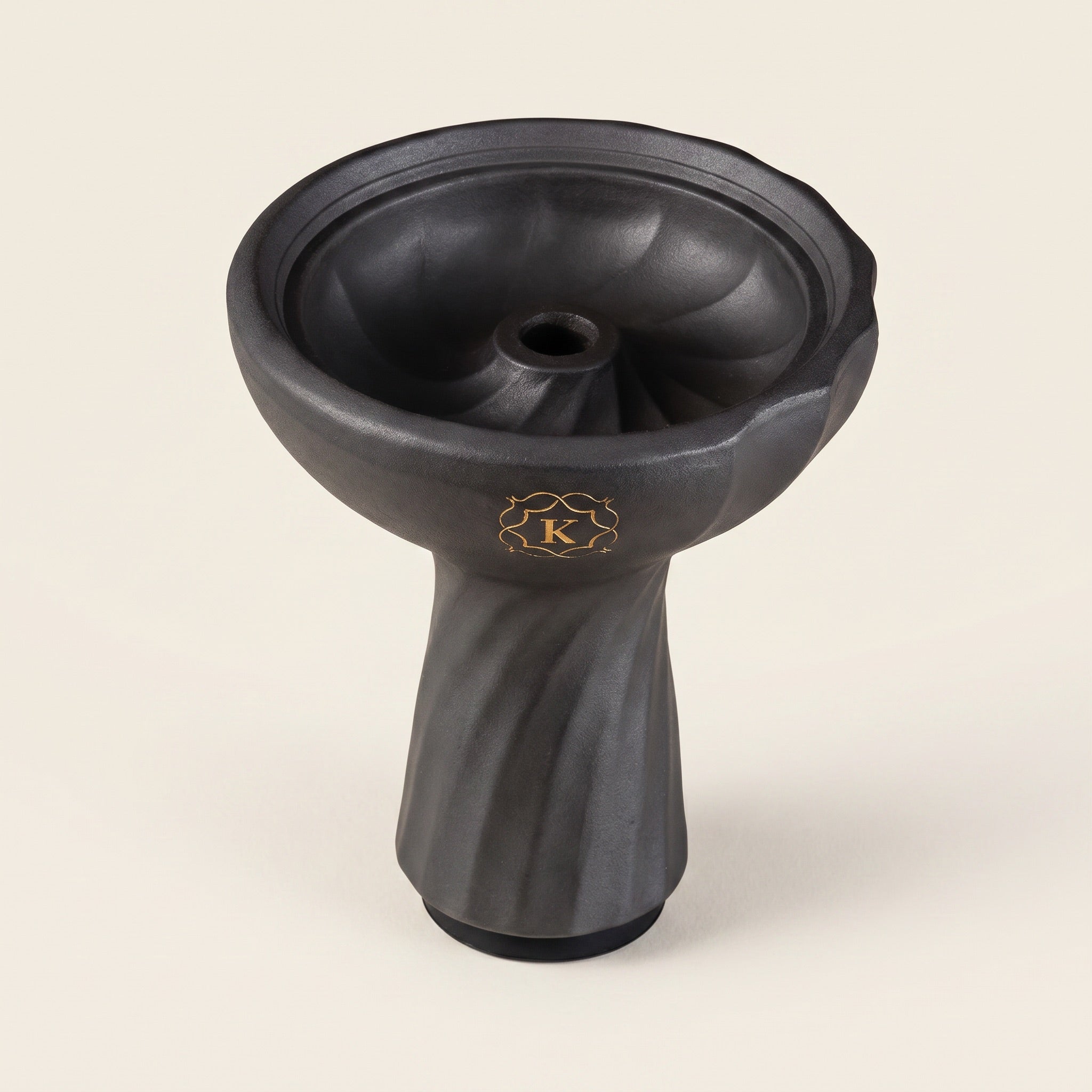 Kaloud Samsaris Kore Dào Tall black clay shisha bowl with phunnel spire and gold K cartouche on warm cream background