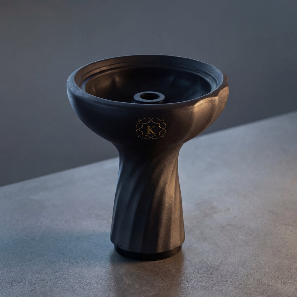 Kaloud Samsaris Kore Dào Tall black clay shisha bowl on polished concrete in dim modern interior with directional warm light, image 3 of 18