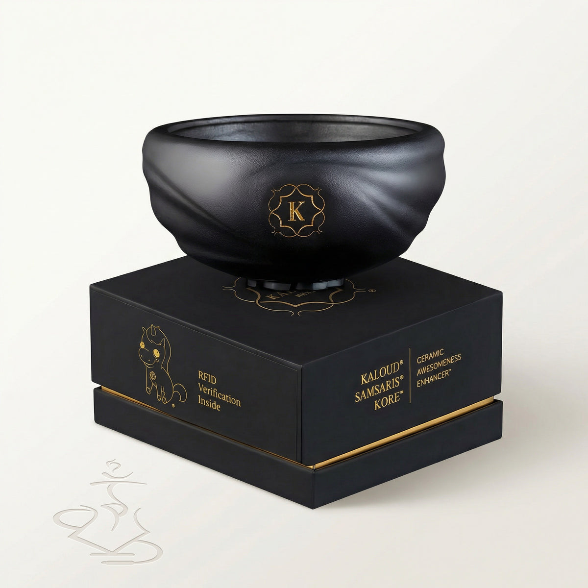 Kaloud Samsaris Kore Qì Short black clay shisha bowl resting on premium black-and-gold Kaloud presentation box on a warm white studio background, image 4 of 11