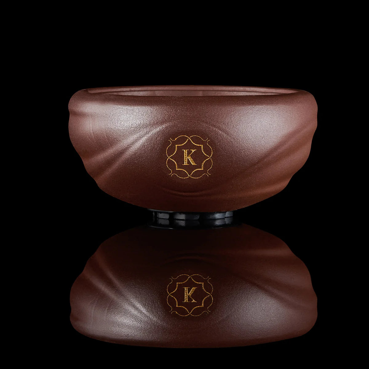 Kaloud Samsaris Kore Qì Short red clay shisha bowl front profile with gold K emblem and silicone housing, image 11 of 17
