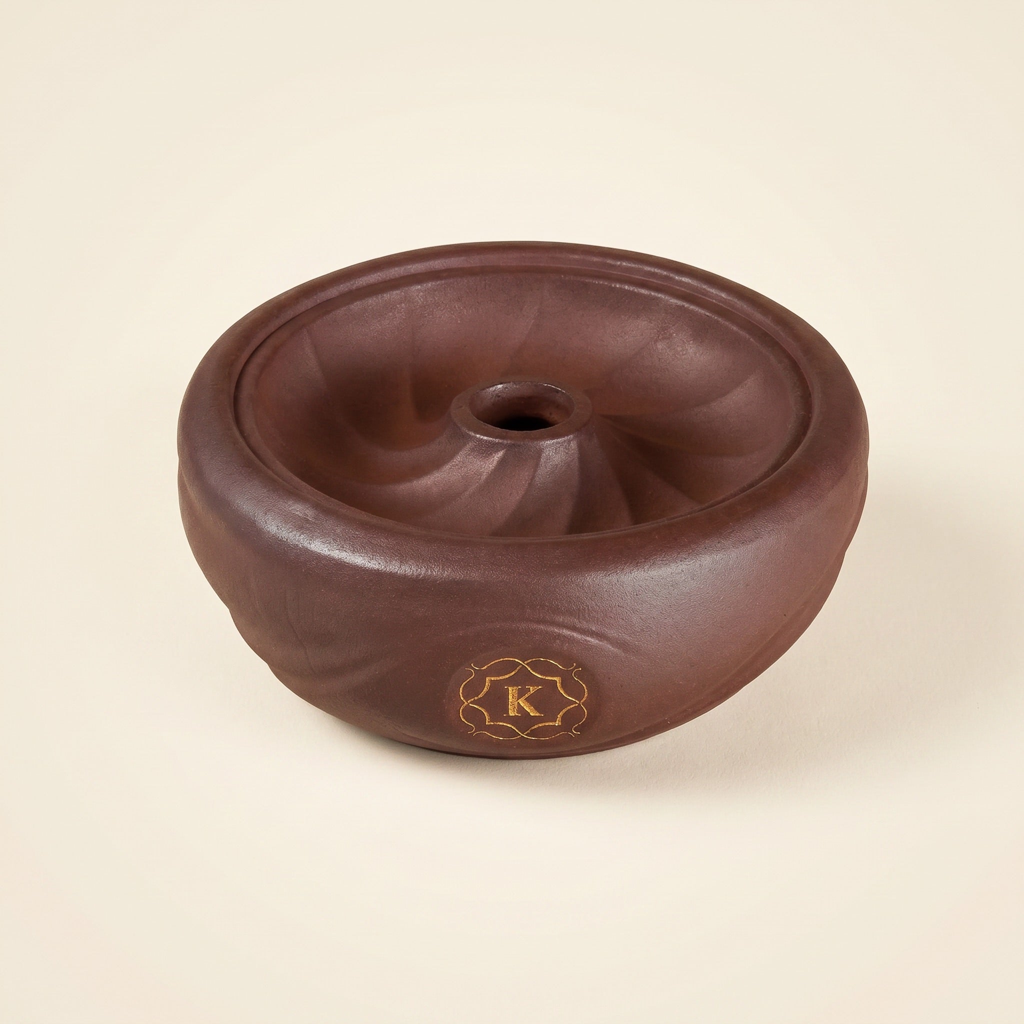 Kaloud Samsaris Kore Qì Short red clay shisha bowl with swirl flute body and gold K cartouche