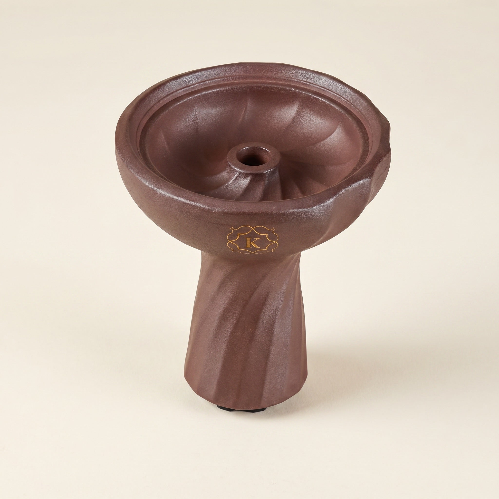 Kaloud Samsaris Kore Qì Tall red clay shisha bowl with phunnel spire and gold K cartouche on warm cream background